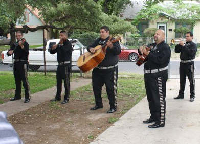 Mariachi Relampago in action